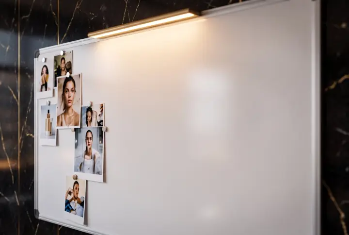 Pizarra blanca con fotos de la campaña pegadas a un lado.